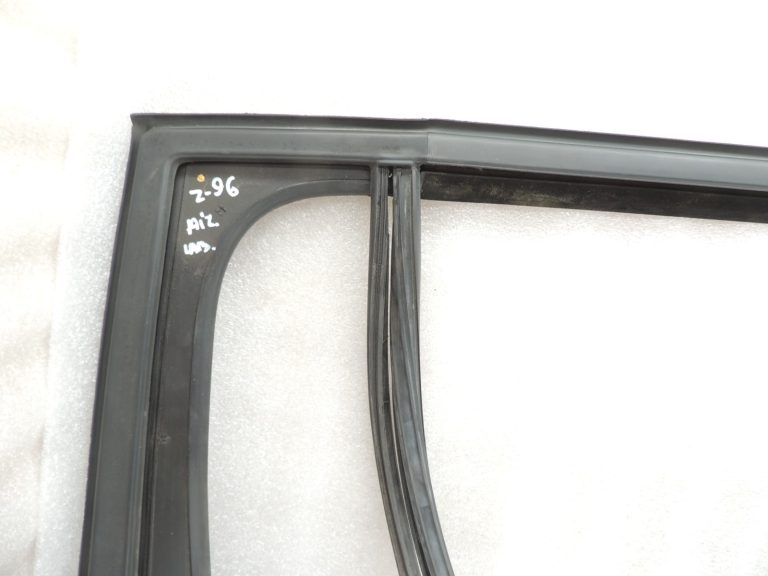 Opel Zafira C Aizmugurējā labās puses durvju loga blīvējums 13260088