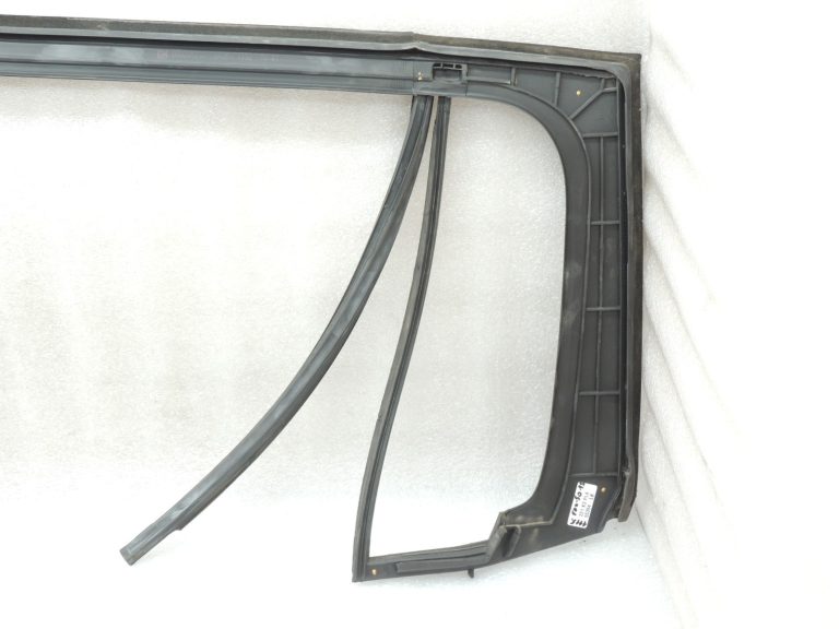 Opel Zafira C Aizmugurējā labās puses durvju loga blīvējums 13260088