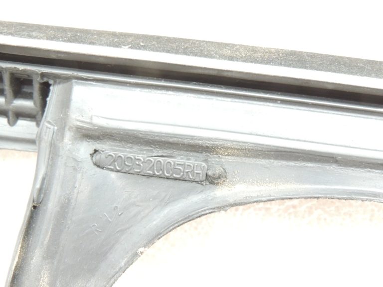 Opel Zafira C Aizmugurējā labās puses durvju loga blīvējums 13260088