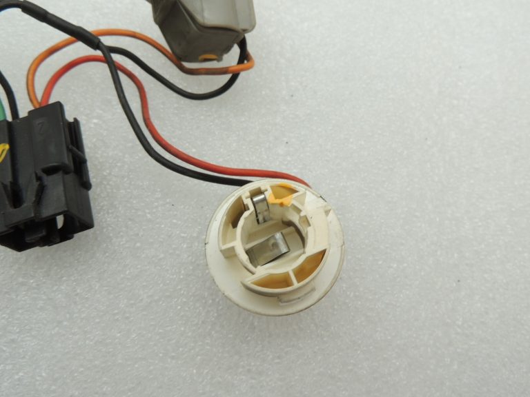 Saab 9-5 I kombi aizmugurējā apgaismojuma spuldzes turētājs kreisajā pusē 4914776
