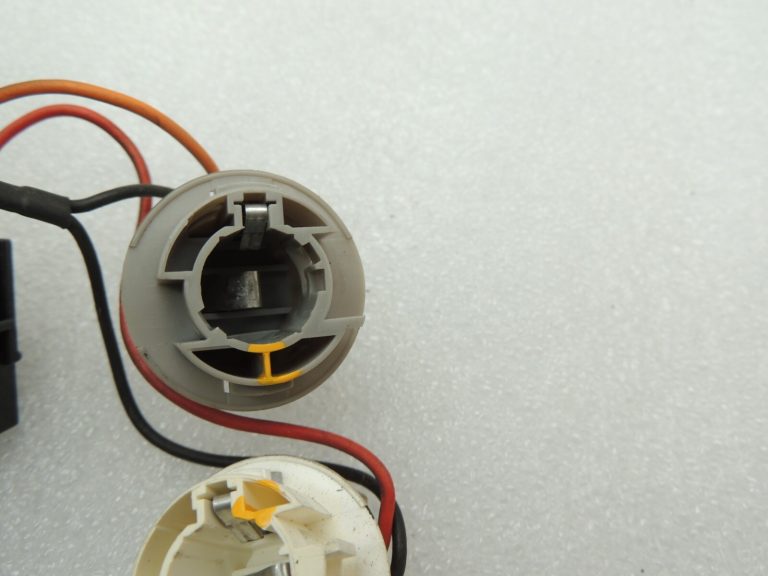 Saab 9-5 I kombi aizmugurējā apgaismojuma spuldzes turētājs kreisajā pusē 4914776