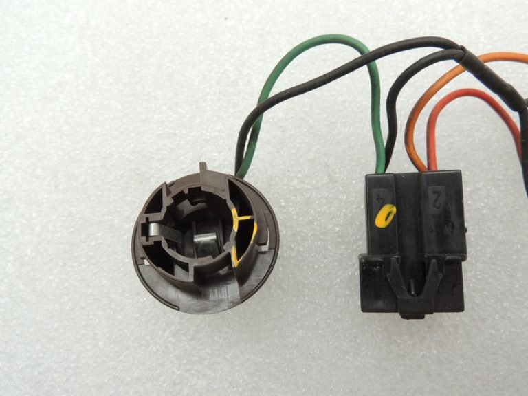 Saab 9-5 I kombi aizmugurējā apgaismojuma spuldzes turētājs kreisajā pusē 4914776