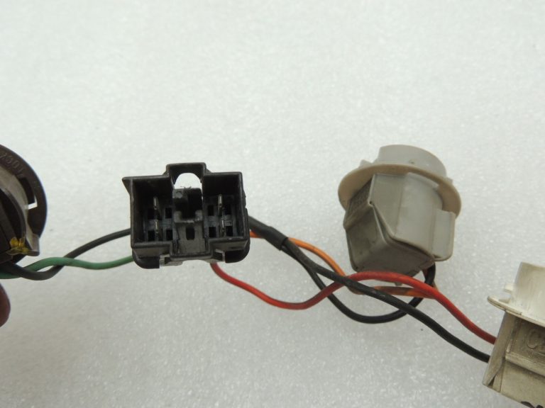 Saab 9-5 I kombi aizmugurējā apgaismojuma spuldzes turētājs kreisajā pusē 4914776