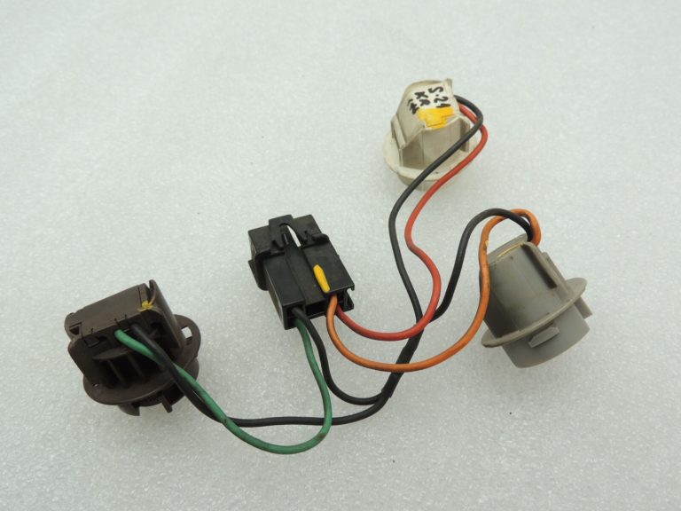 Saab 9-5 I kombi aizmugurējā apgaismojuma spuldzes turētājs kreisajā pusē 4914776