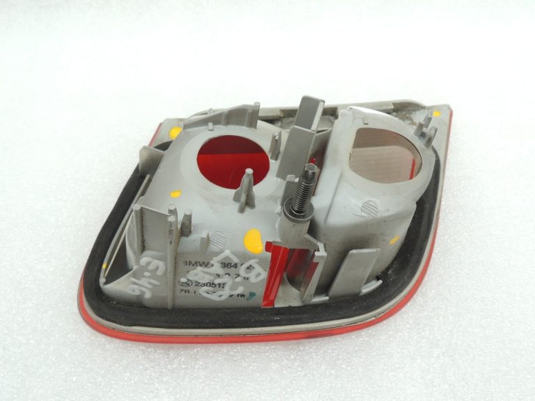 Oriģinālais BMW E46 E46 3. sērijas salona aizmugurējais lukturis aizmugurējais labais salona aizmugurējais lukturis 8364924