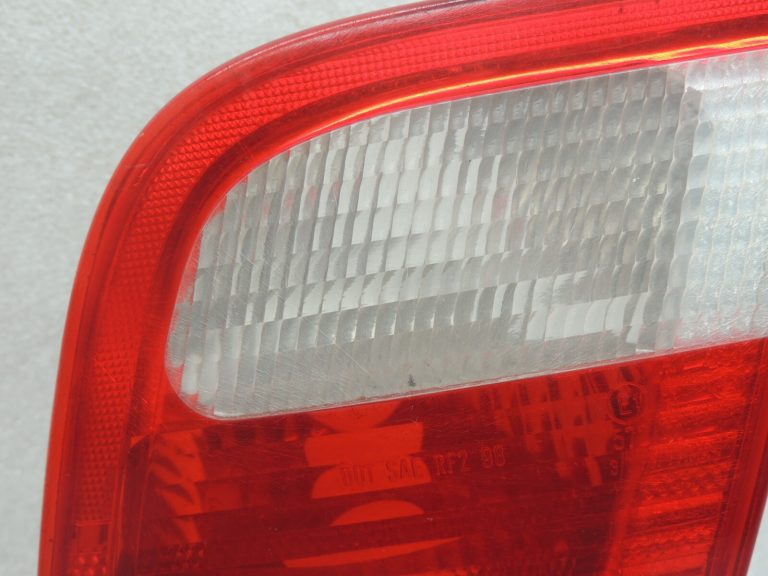 Oriģinālais BMW E46 E46 3. sērijas salona aizmugurējais lukturis aizmugurējais labais salona aizmugurējais lukturis 8364924