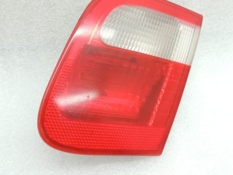 Oriģinālais BMW E46 E46 3. sērijas salona aizmugurējais lukturis aizmugurējais labais salona aizmugurējais lukturis 8364924