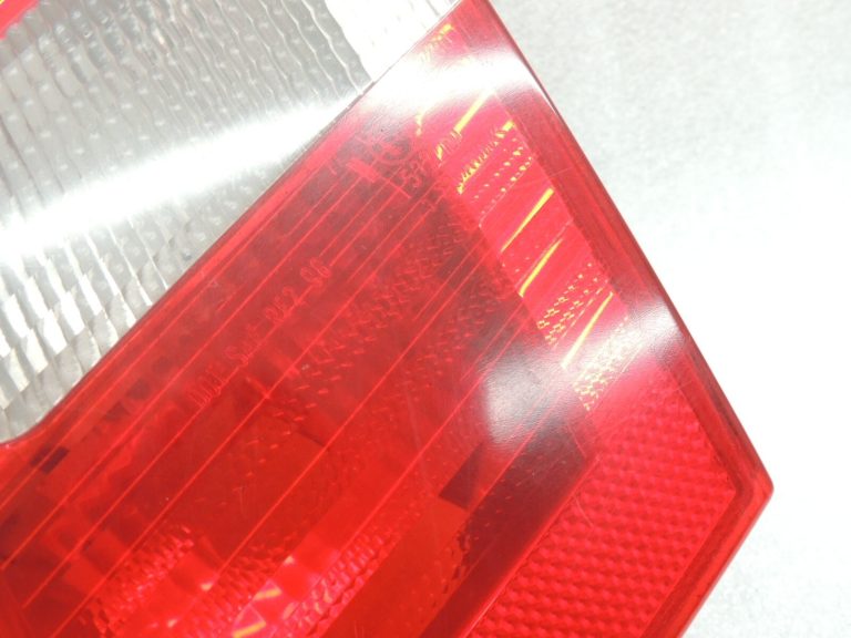 Oriģinālais BMW E46 E46 3. sērijas salona aizmugurējais lukturis aizmugurējais labais salona aizmugurējais lukturis 8364924