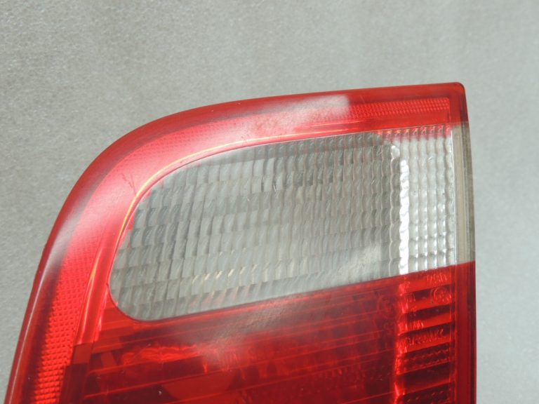 Oriģinālais BMW E46 E46 3. sērijas salona aizmugurējais lukturis aizmugurējais labais salona aizmugurējais lukturis 8364924