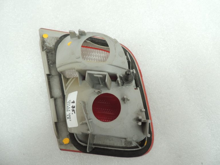 Oriģinālais BMW E46 E46 3. sērijas salona aizmugurējais lukturis aizmugurējais labais salona aizmugurējais lukturis 8364924