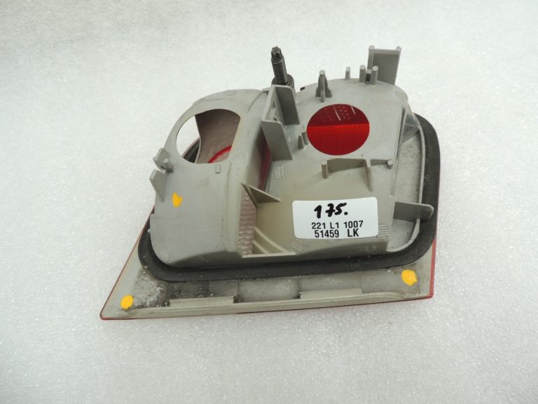 Oriģinālais BMW E46 E46 3. sērijas salona aizmugurējais lukturis aizmugurējais labais salona aizmugurējais lukturis 8364924