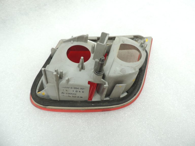 Oriģinālais BMW E46 E46 3. sērijas salona aizmugurējais lukturis aizmugurējais labais salona aizmugurējais lukturis 8364924