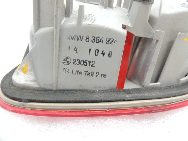 Oriģinālais BMW E46 E46 3. sērijas salona aizmugurējais lukturis aizmugurējais labais salona aizmugurējais lukturis 8364924