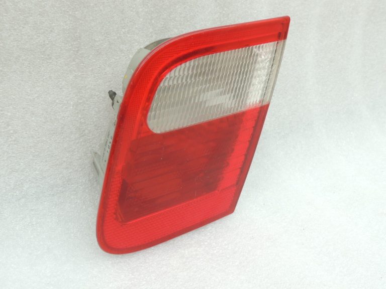 Oriģinālais BMW E46 E46 3. sērijas salona aizmugurējais lukturis aizmugurējais labais salona aizmugurējais lukturis 8364924