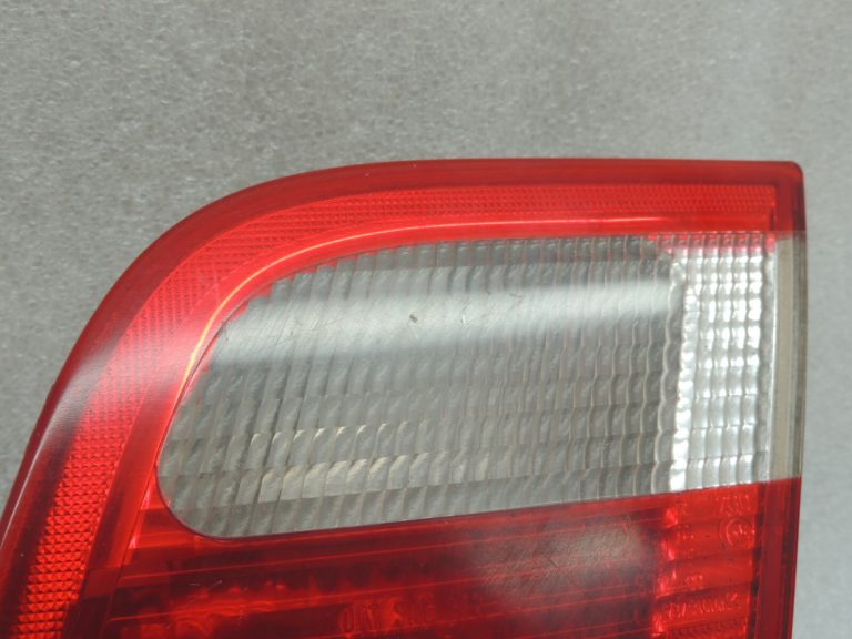 Oriģinālais BMW E46 E46 3. sērijas salona aizmugurējais lukturis aizmugurējais labais salona aizmugurējais lukturis 8364924