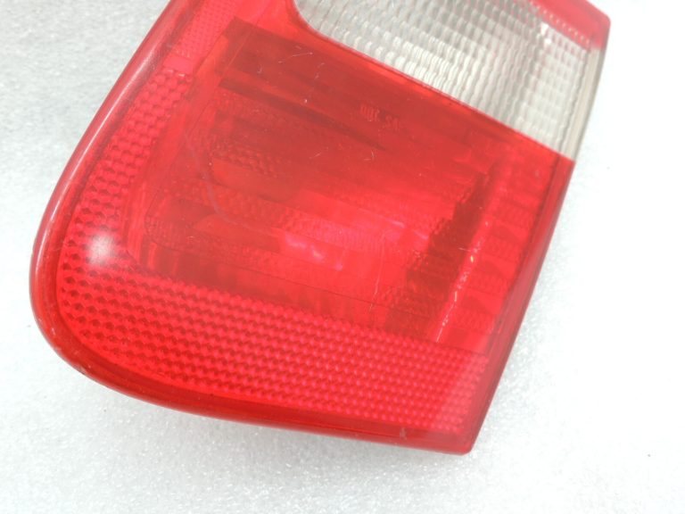 Oriģinālais BMW E46 E46 3. sērijas salona aizmugurējais lukturis aizmugurējais labais salona aizmugurējais lukturis 8364924