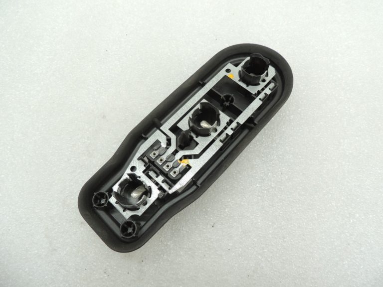 Oriģinālais BMW E39 Touring aizmugurējā apgaismojuma spuldzes turētājs 63218371324