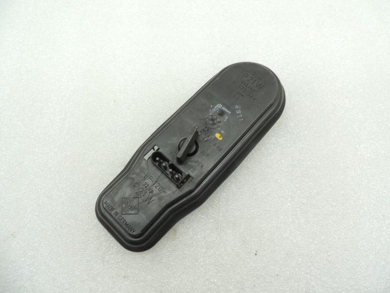 Oriģinālais BMW E39 Touring aizmugurējā apgaismojuma spuldzes turētājs 63218371324