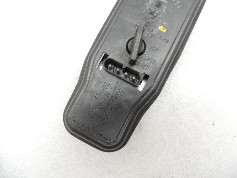 Oriģinālais BMW E39 Touring aizmugurējā apgaismojuma spuldzes turētājs 63218371324