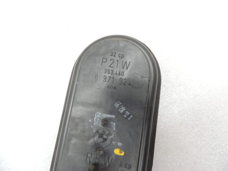 Oriģinālais BMW E39 Touring aizmugurējā apgaismojuma spuldzes turētājs 63218371324