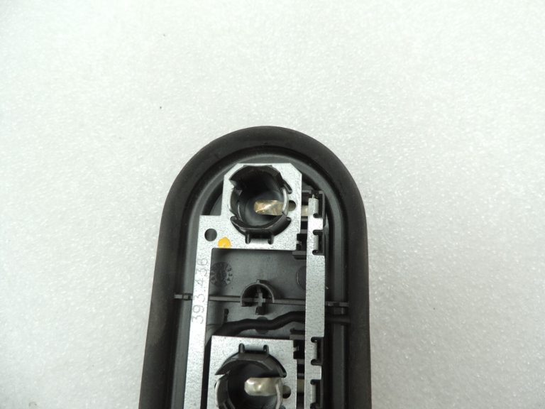 Oriģinālais BMW E39 Touring aizmugurējā apgaismojuma spuldzes turētājs 63218371324
