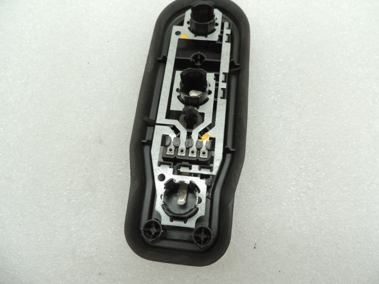 Oriģinālais BMW E39 Touring aizmugurējā apgaismojuma spuldzes turētājs 63218371324
