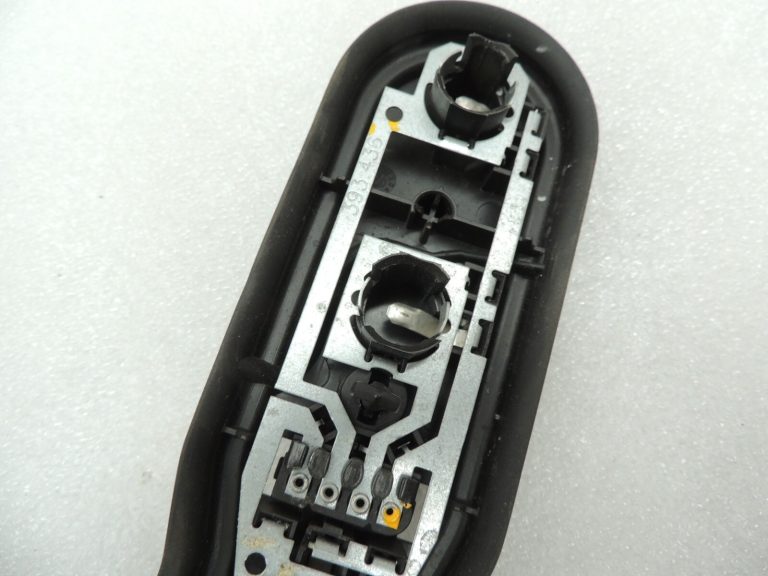Oriģinālais BMW E39 Touring aizmugurējā apgaismojuma spuldzes turētājs 63212496339