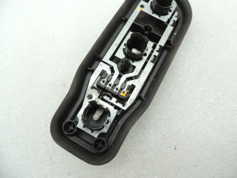 Oriģinālais BMW E39 Touring aizmugurējā apgaismojuma spuldzes turētājs 63212496339