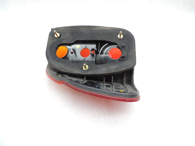 Oriģinālais BMW E39 Touring aizmugurējais lukturis aizmugurējais labais aizmugurējais lukturis 63218371328