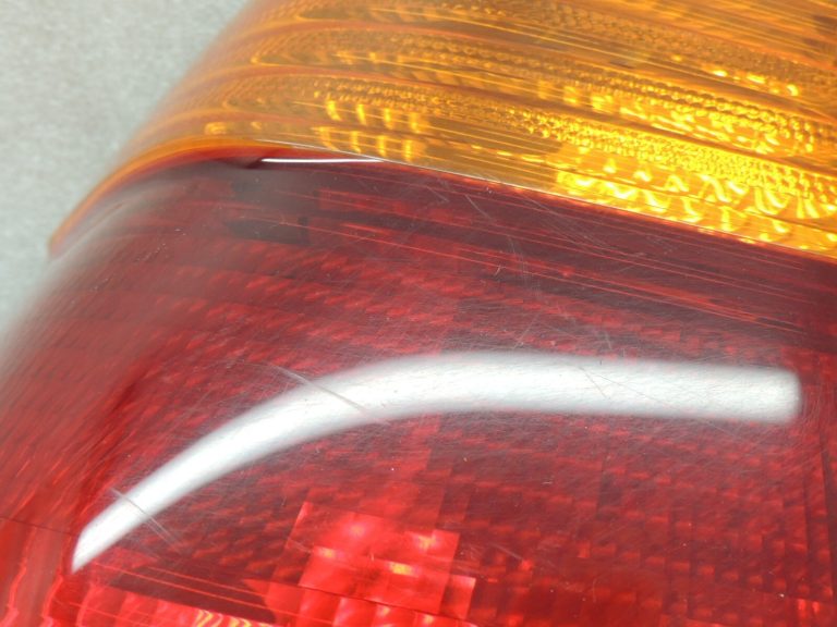 Oriģinālais BMW E46 3. sērijas salona aizmugurējais aizmugurējais kreisais aizmugurējais lukturis 63218364921