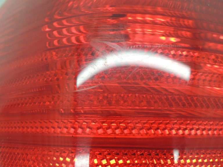 Oriģinālais BMW E46 3. sērijas salona aizmugurējais aizmugurējais kreisais aizmugurējais lukturis 63218364921