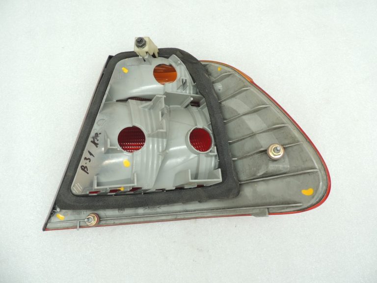 Oriģinālais BMW E46 3. sērijas salona aizmugurējais aizmugurējais kreisais aizmugurējais lukturis 63218364921