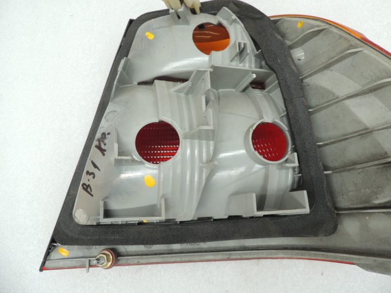 Oriģinālais BMW E46 3. sērijas salona aizmugurējais aizmugurējais kreisais aizmugurējais lukturis 63218364921