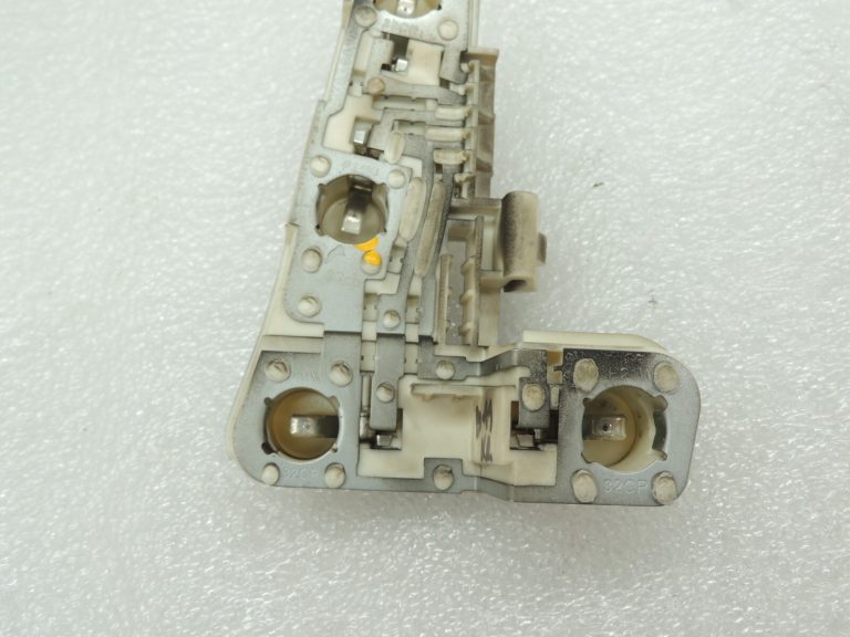 BMW E90 salons aizmugurējā luktura turētājs aizmugurējais kreisais ārējais 63216937473