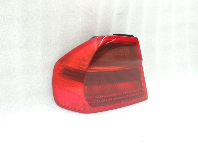 BMW E90 salona aizmugurējais aizmugurējais kreisais ārējais aizmugurējais lukturis 63216937457