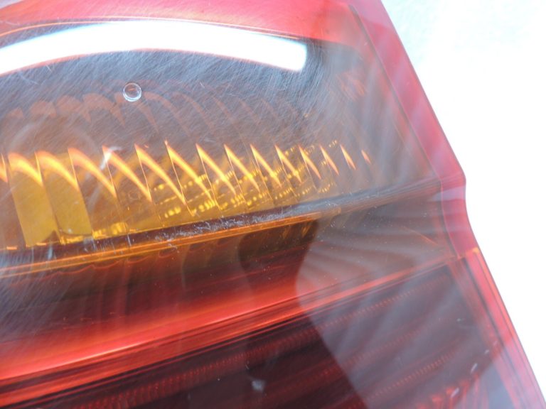 BMW E90 salona aizmugurējais aizmugurējais kreisais ārējais aizmugurējais lukturis 63216937457