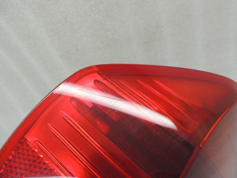 BMW E90 salona aizmugurējais aizmugurējais kreisais ārējais aizmugurējais lukturis 63216937457