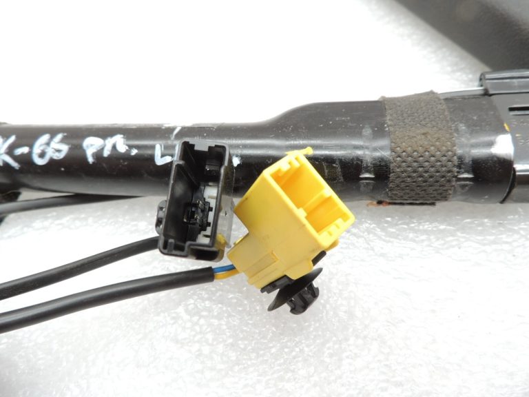Opel Meriva B drošības jostu spriegotāju komplekts priekšējais labais 13305711 39050200