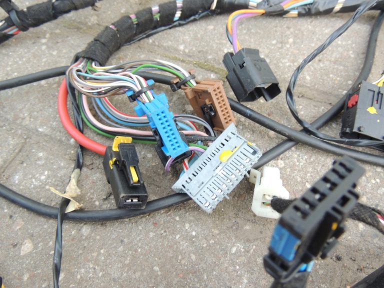 Fiat Panda 1.4i 169 motora nodalījuma elektroinstalācijas instalācijas drošinātāju kaste 51794901