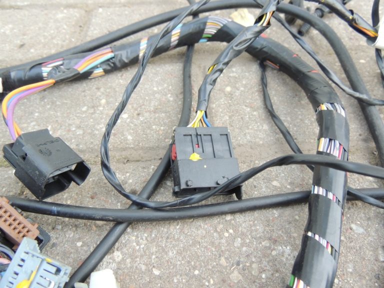 Fiat Panda 1.4i 169 motora nodalījuma elektroinstalācijas instalācijas drošinātāju kaste 51794901