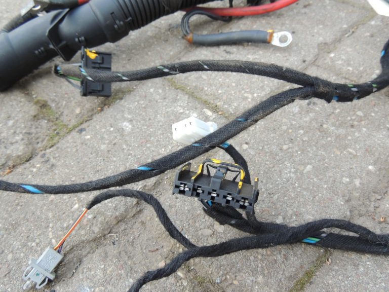Fiat Panda 1.4i 169 motora nodalījuma elektroinstalācijas instalācijas drošinātāju kaste 51794901