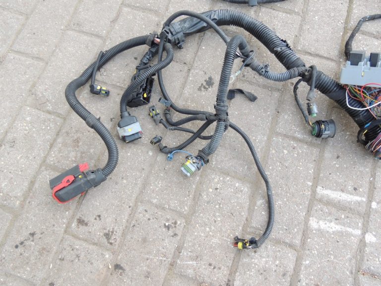 Fiat Panda 1.4i 169 motora nodalījuma elektroinstalācijas instalācijas drošinātāju kaste 51794901