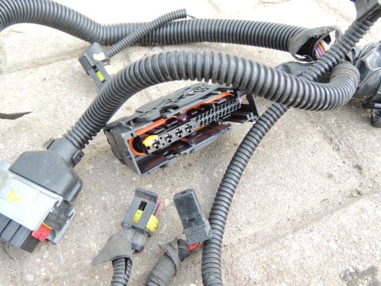Fiat Panda 1.4i 169 motora nodalījuma elektroinstalācijas instalācijas drošinātāju kaste 51794901
