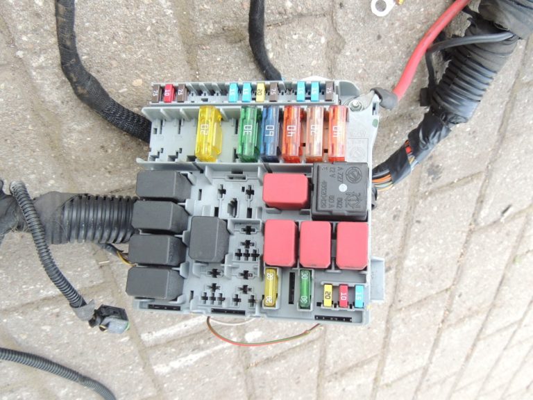 Fiat Panda 1.4i 169 motora nodalījuma elektroinstalācijas instalācijas drošinātāju kaste 51794901