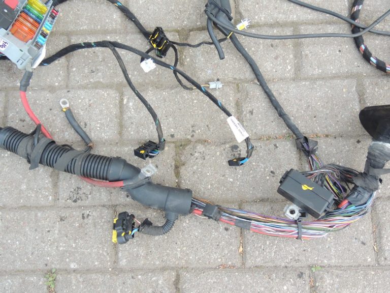 Fiat Panda 1.4i 169 motora nodalījuma elektroinstalācijas instalācijas drošinātāju kaste 51794901