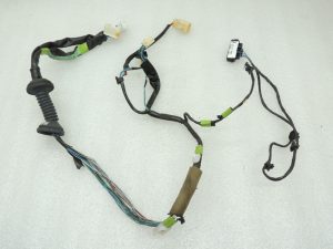 Toyota Rav4 II A20 trīsdurvju durvju elektroinstalācijas instalācija priekšējo labo durvju elektroinstalācijas instalācija 82151-42610