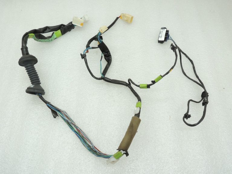 Toyota Rav4 II A20 trīsdurvju durvju elektroinstalācijas instalācija priekšējo labo durvju elektroinstalācijas instalācija 82151-42610