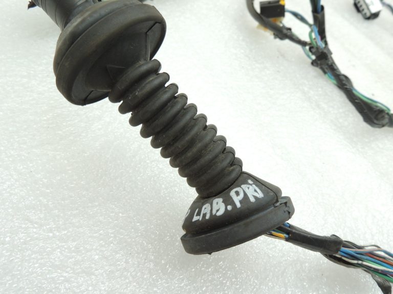 Toyota Rav4 II A20 trīsdurvju durvju elektroinstalācijas instalācija priekšējo labo durvju elektroinstalācijas instalācija 82151-42610