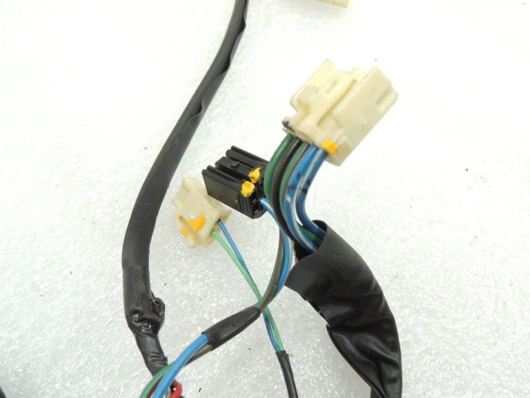 Toyota Rav4 II A20 trīsdurvju durvju elektroinstalācijas instalācija priekšējo labo durvju elektroinstalācijas instalācija 82151-42610