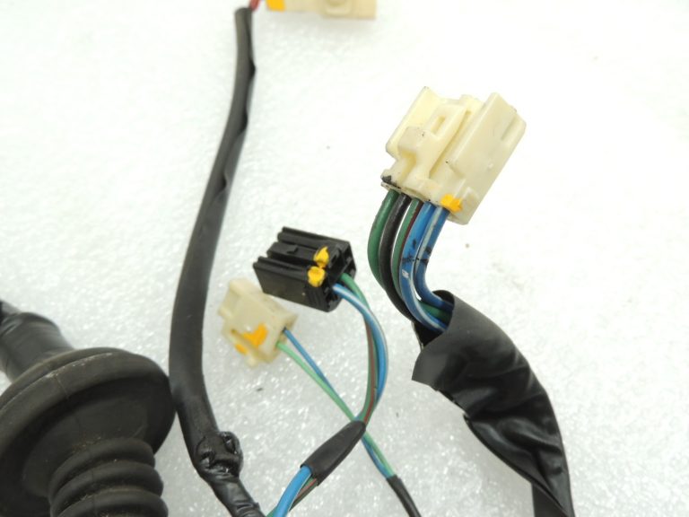 Toyota Rav4 II A20 trīsdurvju durvju elektroinstalācijas instalācija priekšējo labo durvju elektroinstalācijas instalācija 82151-42610